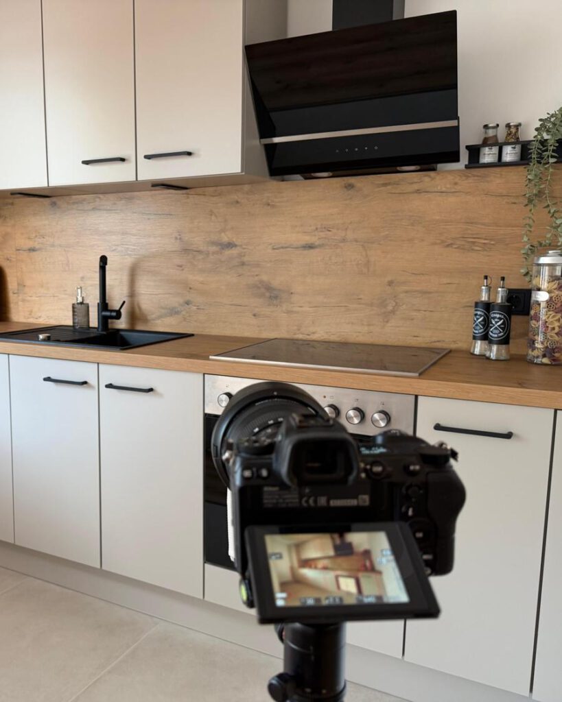 Kamera auf Stativ beim Fotoshooting einer Küche für eine Immobilienanzeige