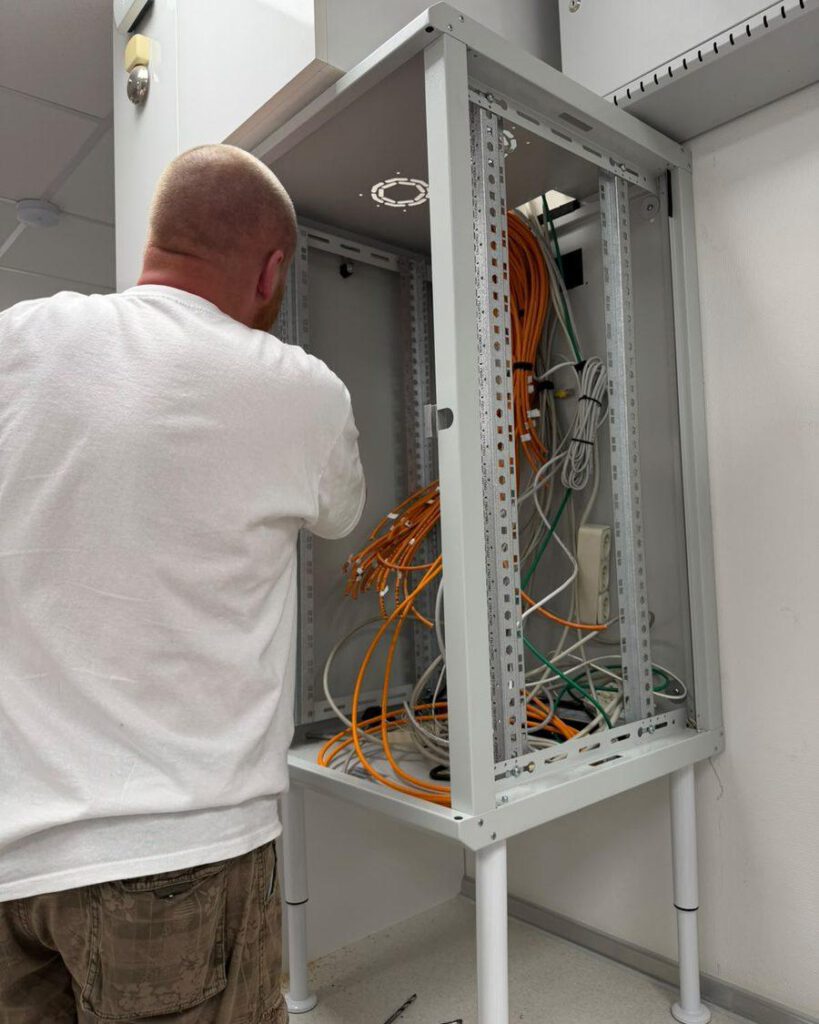Artitech-Techniker beim Neuaufbau eines 19-Zoll-Netzwerkschranks