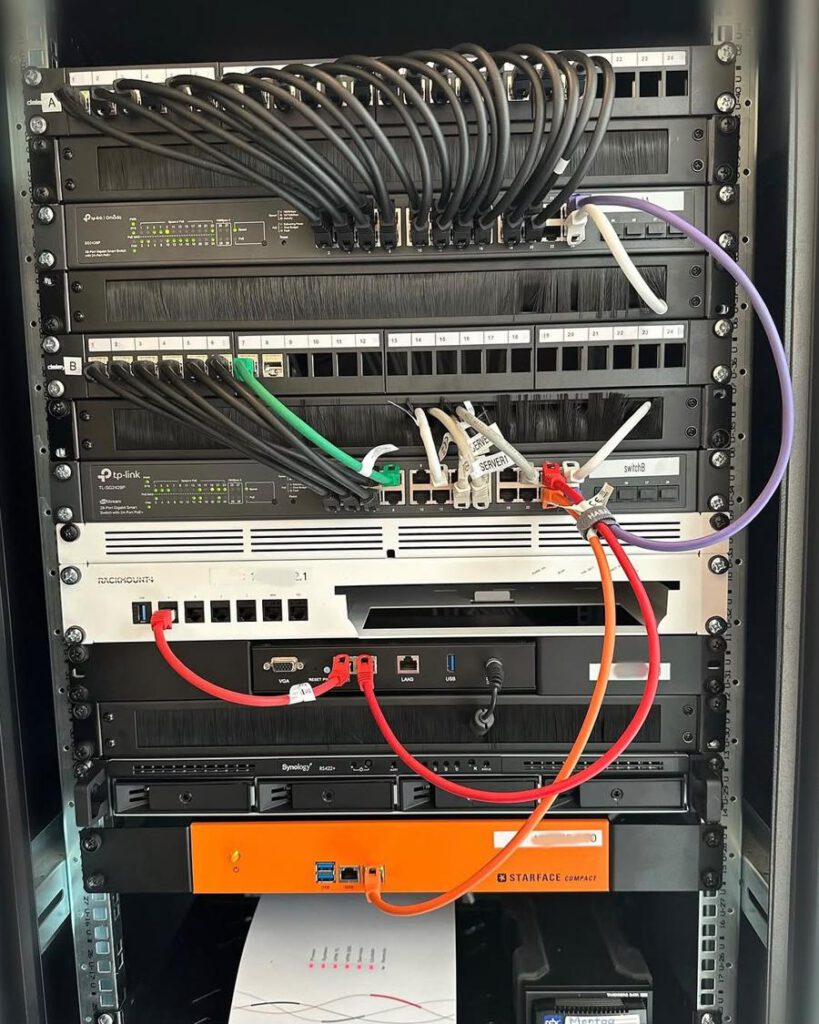 Neu aufgebauter Netzwerkschrank nach dem Praxisumzug in Hammah