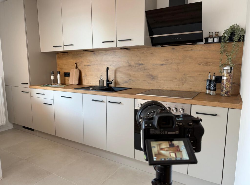 Immobilienfotografie durch Artitech: Kamera auf Stativ beim Shooting einer Küche
