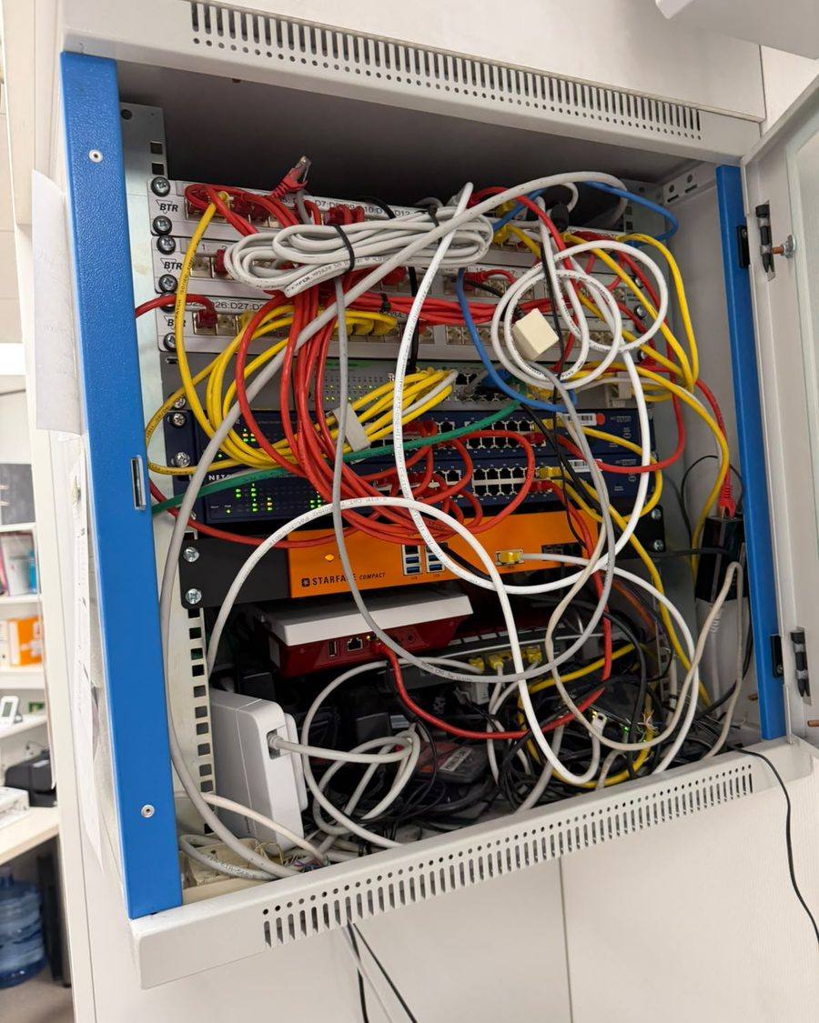 Netzwerkschrank vor dem Umbau: gewachsene, unübersichtliche Verkabelung